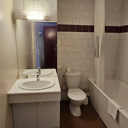 Lyon Sud, Benite, St Genis Laval Отель 3*
